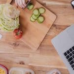 comida y portatil en startup