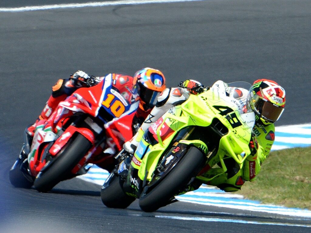 Pilotos de motos compitiendo en una carrera en circuito